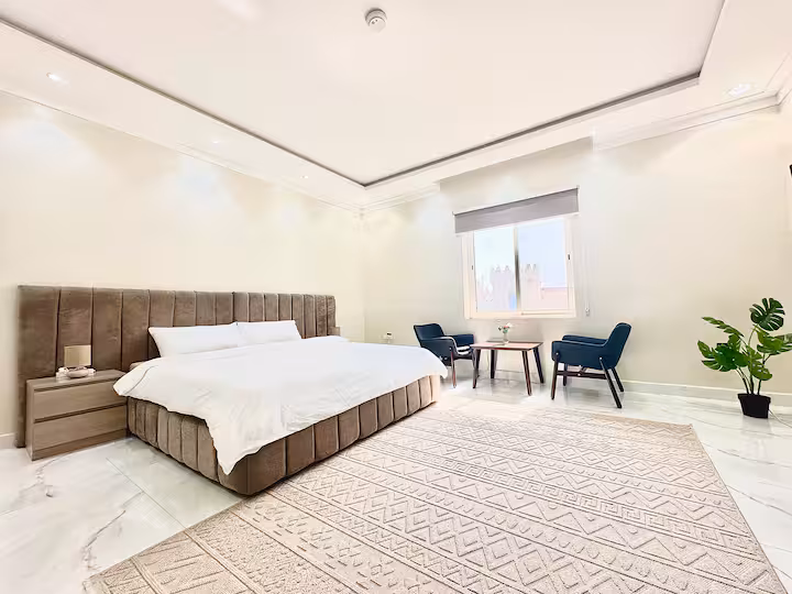ROOM 2 | 1 King Bed