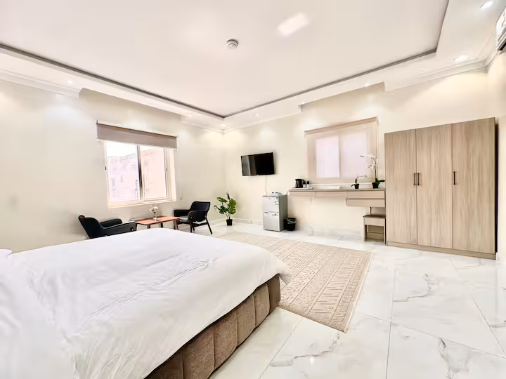 ROOM 4 | 1 King Bed